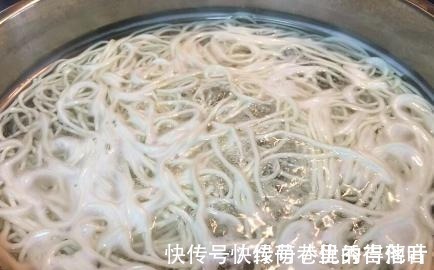 煮面条，水开下锅是大错！大厨透露技巧，面条劲道不起坨，超好吃！