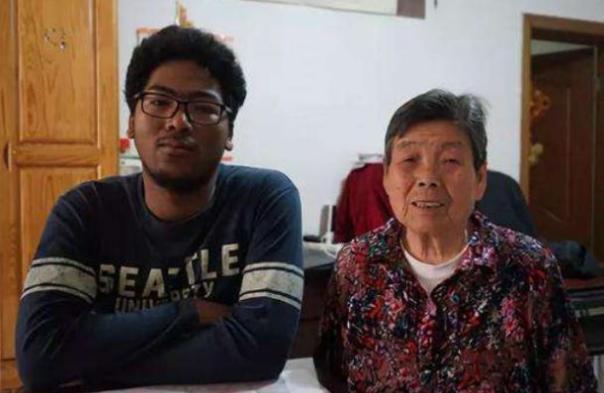 年轻|年轻妈妈生下“黑人宝宝”，爸爸觉得抱错了，奶奶我知道原因了