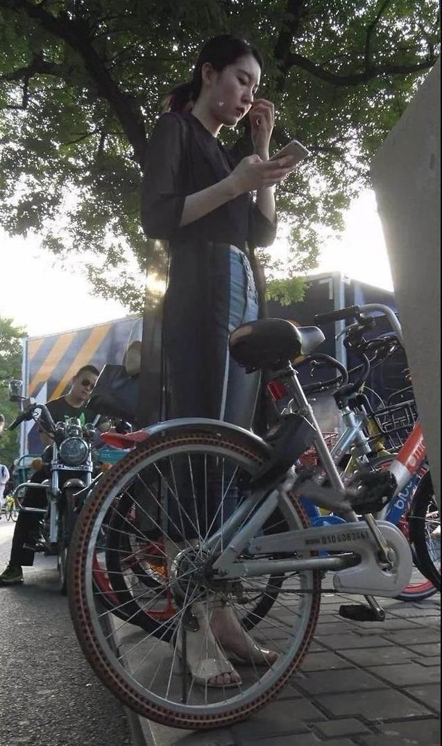 路人街拍,小背心搭配高腰蓝色牛仔裤,性感火辣