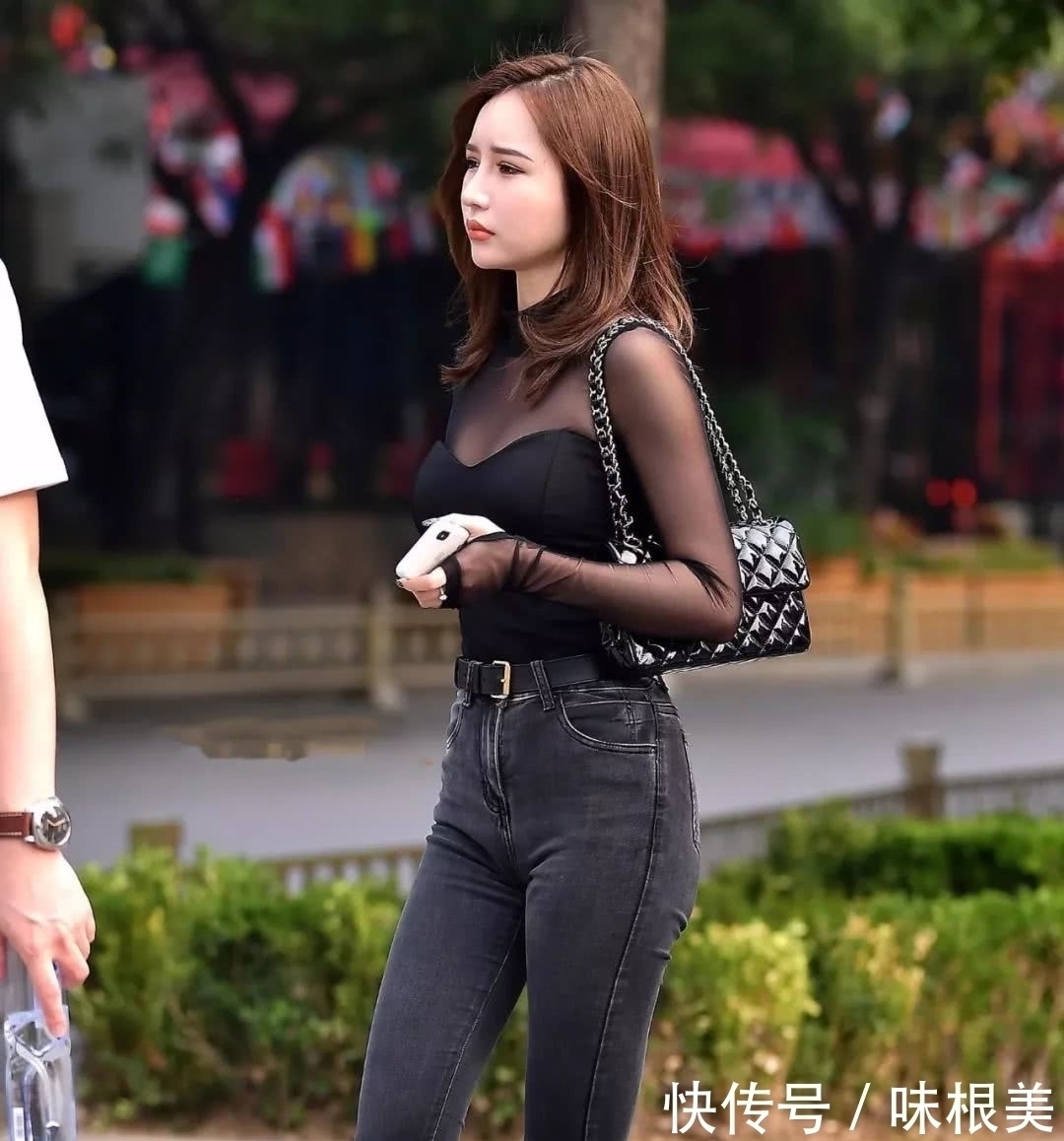 紧身|街拍：丰满女人搭配紧身上衣, 街头的一道亮丽风景！