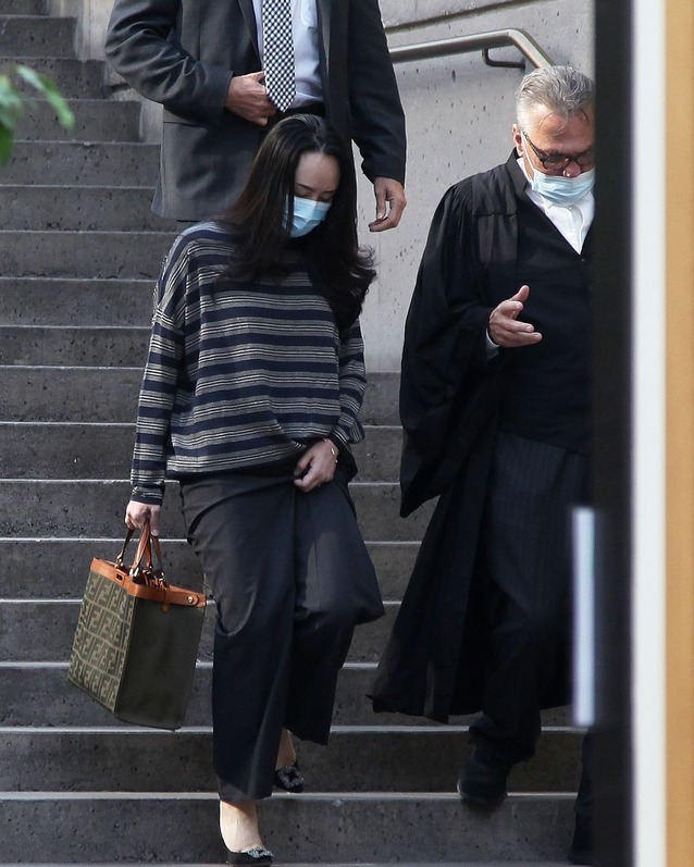 搭配|孟晚舟3穿旧衣现身,同款条纹衫叠穿风格大变,搭瘦腿裤露出脚镣