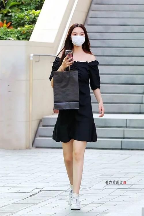 优雅|街拍：一字肩美女，穿出妩媚和优雅