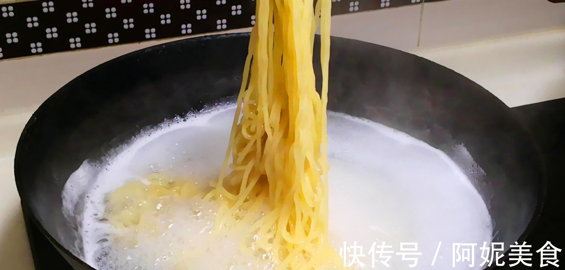 晓峰|洋葱和面条一起做，实在太好吃了，营养又解馋，比凉面更香更好吃