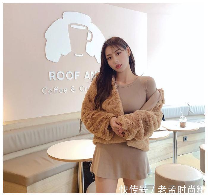 长发|卡其色连衣裙,深棕黄色系小波浪卷长发,凸显出端庄雅致的气质范