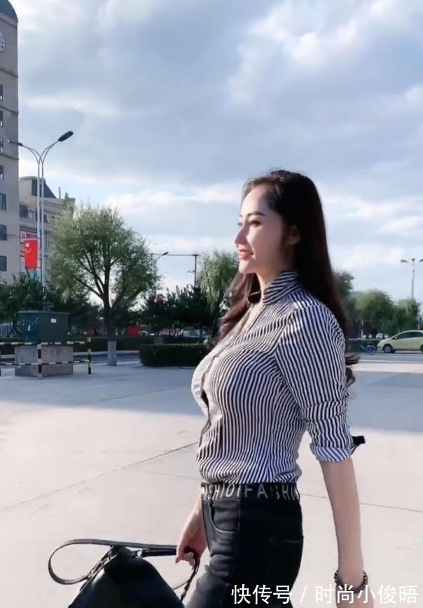 女孩 条纹衬衫配上牛仔裤,值得高挑女孩试上一试