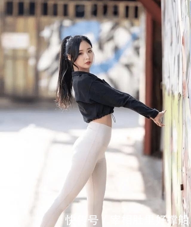 邻家娇柔女,青春自飞扬,纯白修身裤配个性小衣的温婉俊俏之美