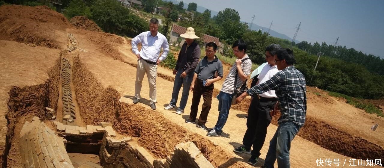 偷窃,墓主人出殡时,用十几个棺椁同时下葬!