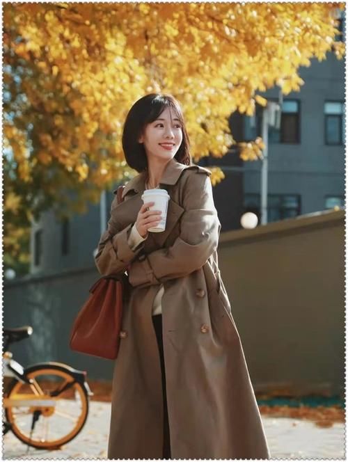 早春穿风衣，颜色和搭配这样选，远离路人感