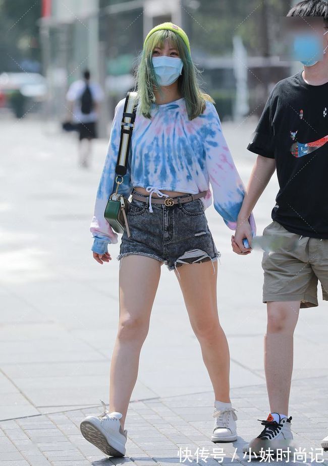 扎染|扎染圆领短款T恤搭配灰色牛仔短裤,年轻女孩的新潮服饰