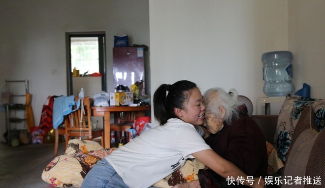 那刻|102岁双胞胎奔赴118母亲火了，儿子落泪的那刻，网友扎心