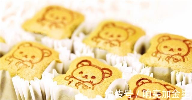 教你不开裂不塌陷，水光肌古早抹茶纸杯蛋糕，步骤详细一学就会！