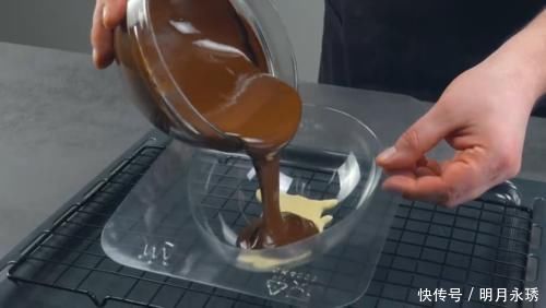 烘烤学徒自制“奇趣蛋”美食,勺子敲开后,看着让人直流口水