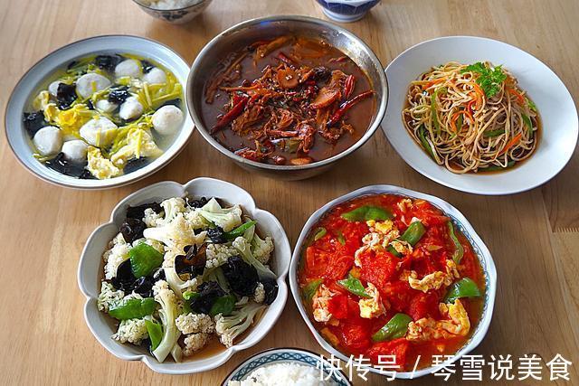 晒苏北一家四口的午餐，4菜1汤全家吃到撑，网友看了却说太抠门！