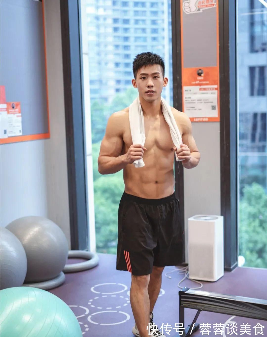 髋关节|型男医生的鲨鱼线六块腹肌引发舔屏，网友看后直呼我可以