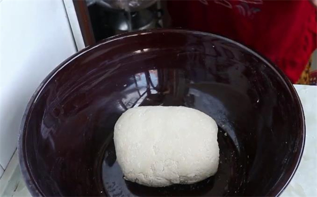 想吃刀削面不用去饭店,手把手教你在家就能做,方法超简单