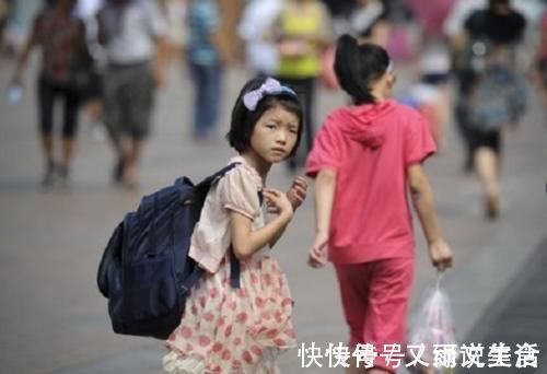 孩子|“家长替孩子背书包”是溺爱,却被家长回怼:几十斤你来背背看