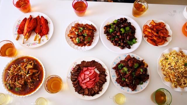 老婆同事来玩，我做8道菜招待，大家都不淡定：好想有这样的老公