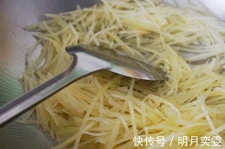 酸辣|炒土豆丝,何时放醋是关键,学会这1招,土豆丝酸辣脆爽还不粘锅
