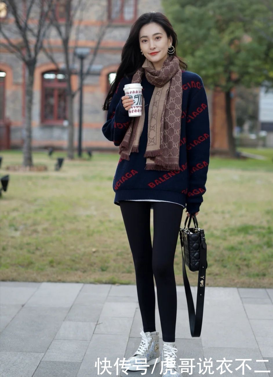 打底裤简直是冬季的“百搭神器”，让搭配变简单，保暖时尚都OK