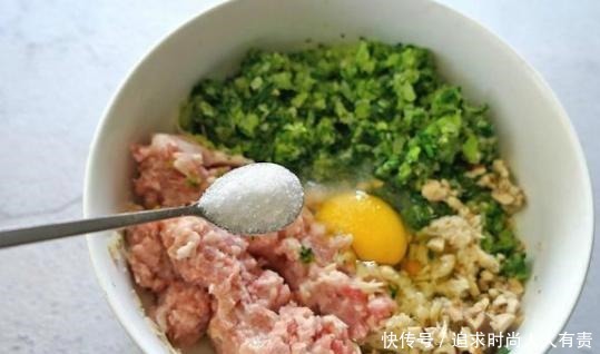 调饺子馅,先放盐还是先放油很多人弄错,难怪饺子不香不入味!