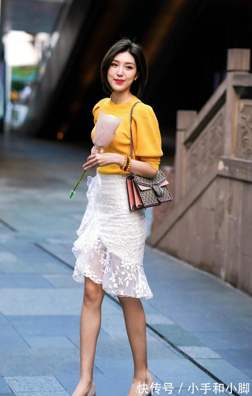 气质|半身裙搭配毛衣，轻松打造温柔气质，看起来时尚又美观