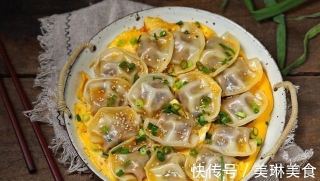 吃饺子不用水煮，加鸡蛋煎一煎，营养翻倍味道好，孩子天天点名要