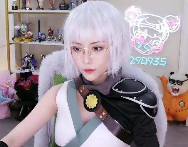 视角|周淑怡神还原白月魁！却因屁股疼痛难忍，再次解锁奇葩直播视角？