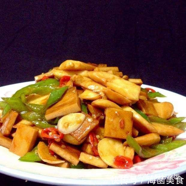 简单家常菜:爆杏鲍菇,黄焖鸡翅,小葱拌豆腐,腐竹烧蹄筋