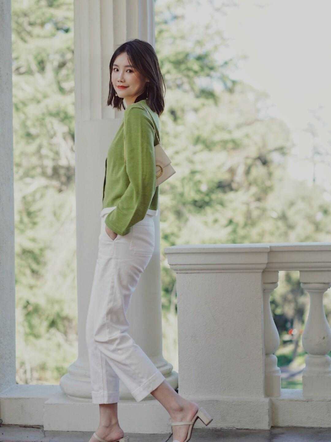 大地色|轻巧好看又高级,白裤子也是秋天的美,简直太高级了,出乎意料的美