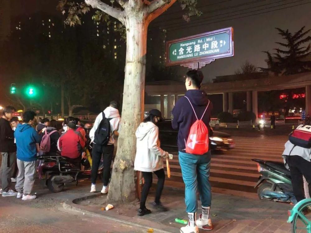 快乐|黄雁村国际夜市：专属体院人的晚间快乐。