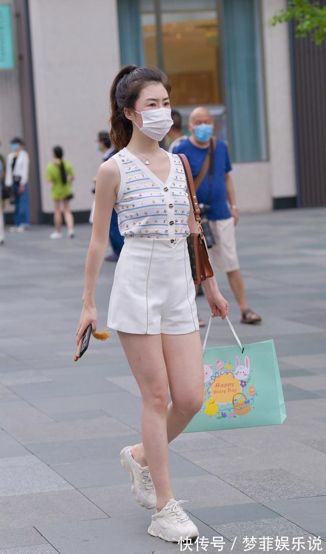 高跟鞋 穿着短裤突出了时尚美女的气氛和优雅,有一种正式感,优雅的气氛