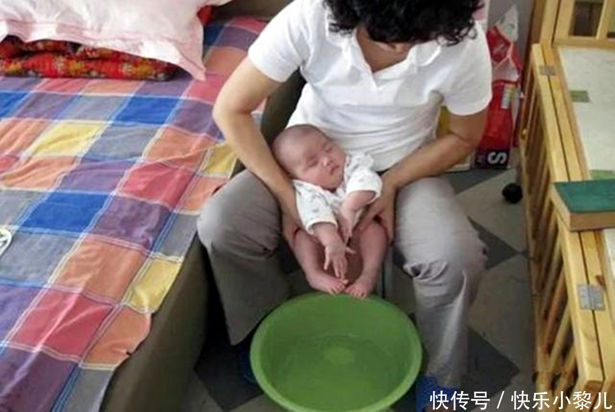 宝宝|“新型把尿”蔓延，年轻爸妈以为是科学育儿，伤娃排尿系统不自知