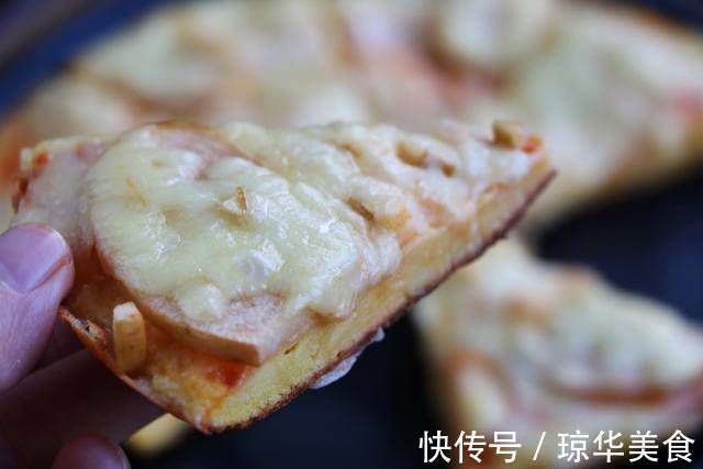 剩馒头新吃法，加4个鸡蛋搅一搅，出锅比披萨还好吃！做法还简单