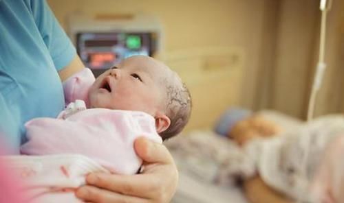 宝妈|“偷孩子爸爸”意外走红,医院抱娃神情慌张,路人差点叫保安