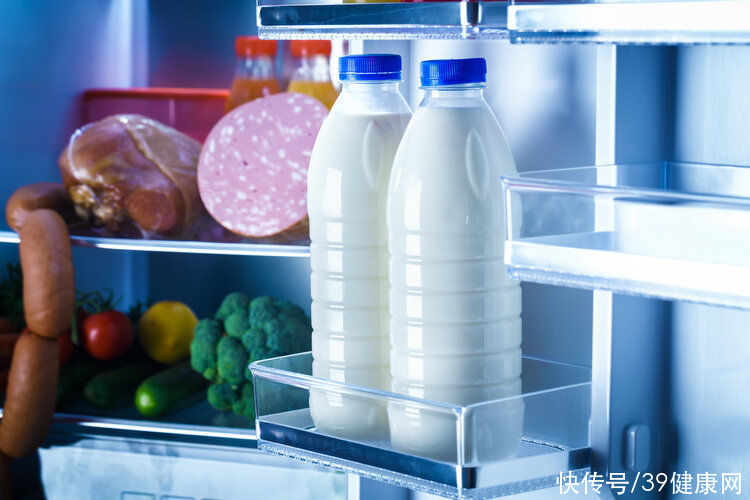 喝奶|喝奶也有“鄙视链”！被“妖魔化”的全脂奶，凭啥比脱脂奶低贱？