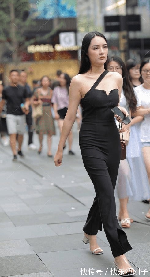 身衣 穿搭兼顾干练气场和酷飒气质，这样的风格，一件连体裤就可以搞定
