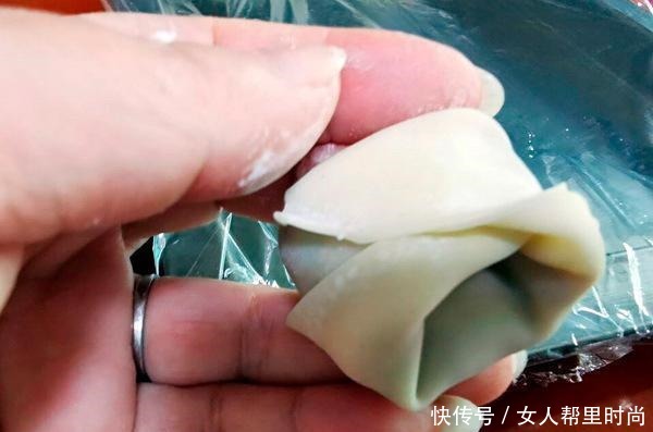 搞定娃儿,一张馄饨皮就够了,鲜甜又多汁,这锅够暖心