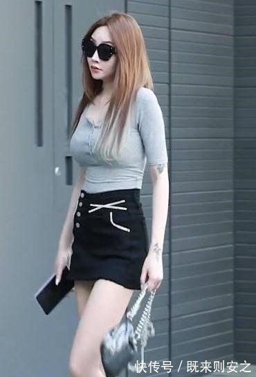 高跟鞋 浅灰色T恤搭配黑色半身裙,简单时尚,自信大方