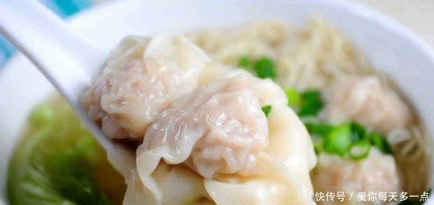 制作|云吞皮薄,馅料丰富,汤汁鲜美,多与面条一起食用,俗称云吞面