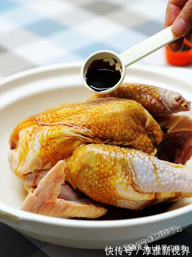 三黄鸡|嘴馋想吃肉了,买只鸡丢进电饭煲,没想到色泽诱人香味扑鼻真好吃