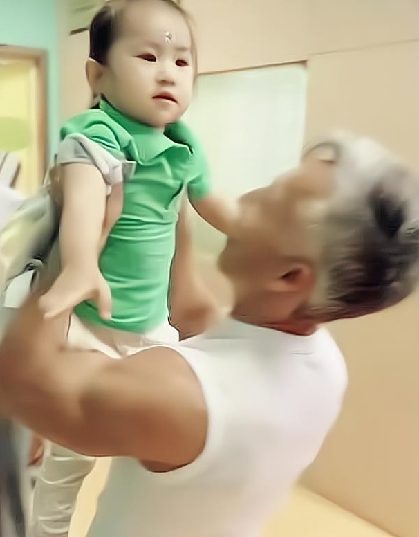 老人|六旬爷爷接孙女被围观,身材气质很是突出,爸爸看后感到“羞愧”