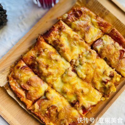 完美复刻比披萨店还好吃的脆皮肠鸡胸肉双拼披萨