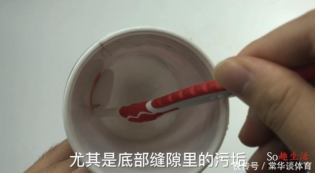 两根旧牙刷绑一起,解决了不少人困扰的难题,抓紧提醒家人还不迟