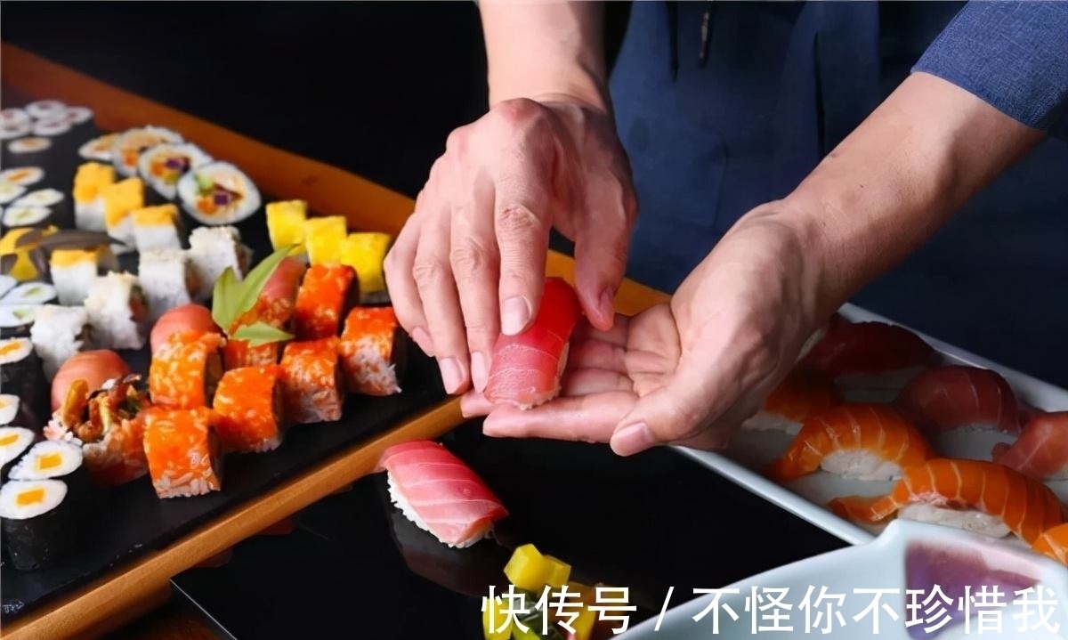 日本发明的“骨泳”，将活鱼肉剃光，再放回缸里，鱼还活着