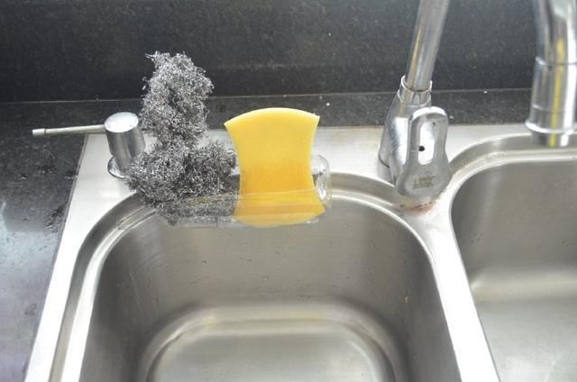 塑料瓶别再扔了,改造一下,粘在厨房里有大用处,省钱又实用