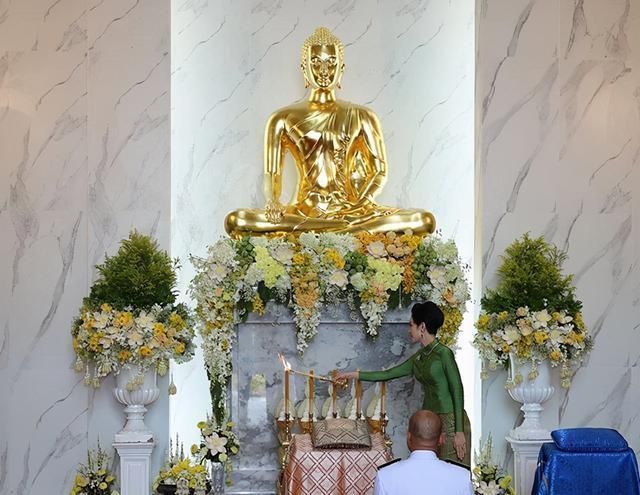 太后#诗妮娜嘚瑟了一身苹果绿亮相,戴太后的蓝宝石,有诗丽吉的风韵