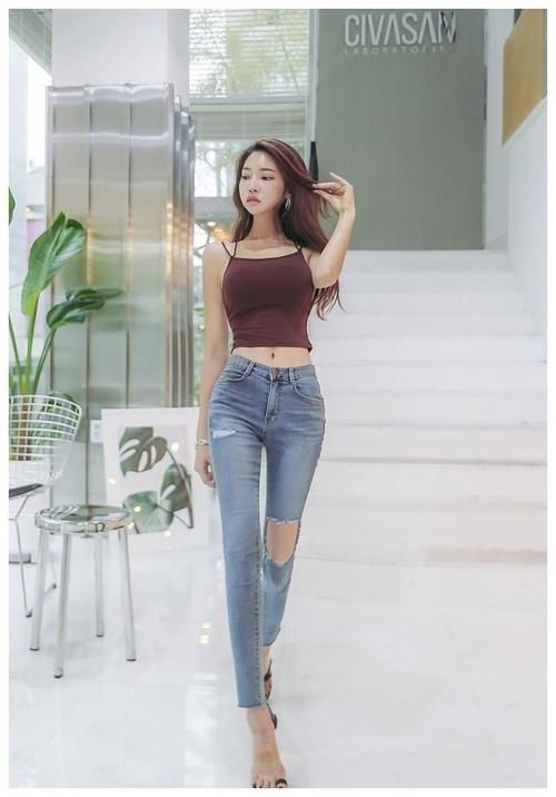 淑丽|黑色短袖上衣搭配牛仔短裙，温婉柔顺，淑丽姣好