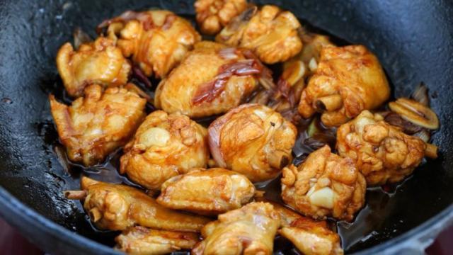 鸡翅|土豆和鸡翅一起炖,越吃越香,富含满满的胶原蛋白,好吃还不怕胖