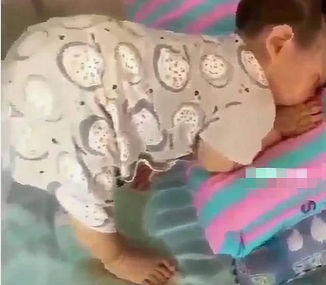 妈妈|2岁宝宝趴在床上没动静，10分钟后妈妈过去一看，结果笑喷了