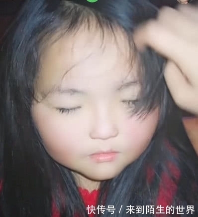 异瞳|奇闻:小萝莉天生“异瞳”,当她睁开眼的瞬间,感受到二次元气息